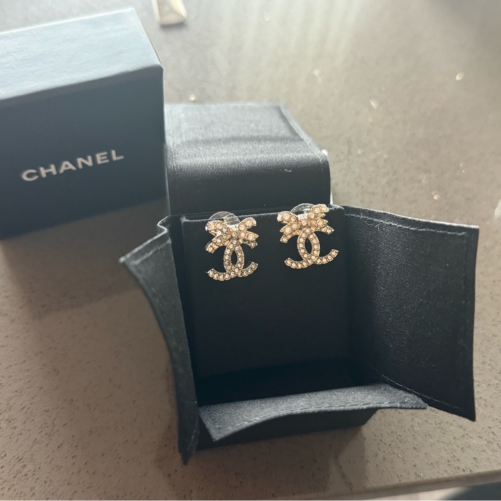 Brand new Chanel earrings CC earring with a bow